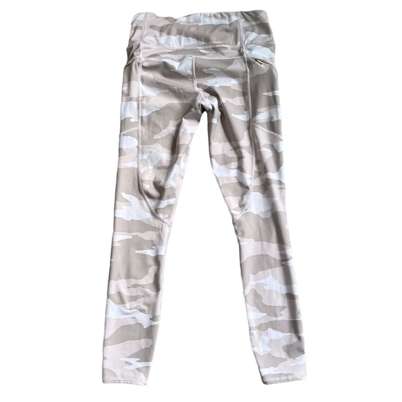 đť…şAthleta Contender Tight 7/8 Athletic Legging White Camo Print Size XS - Picture 3 of 13